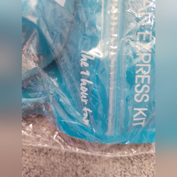 St-Tropez Self Tan Express Kit. - Picture 4 of 11